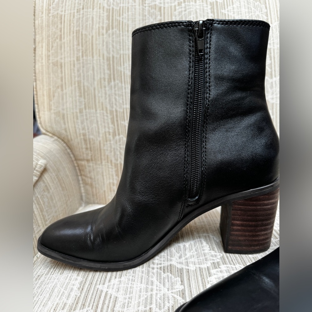 LUCKY BRAND Sz 9 LOW BOOTS zip side EXC like new cond. worn once ! Make …